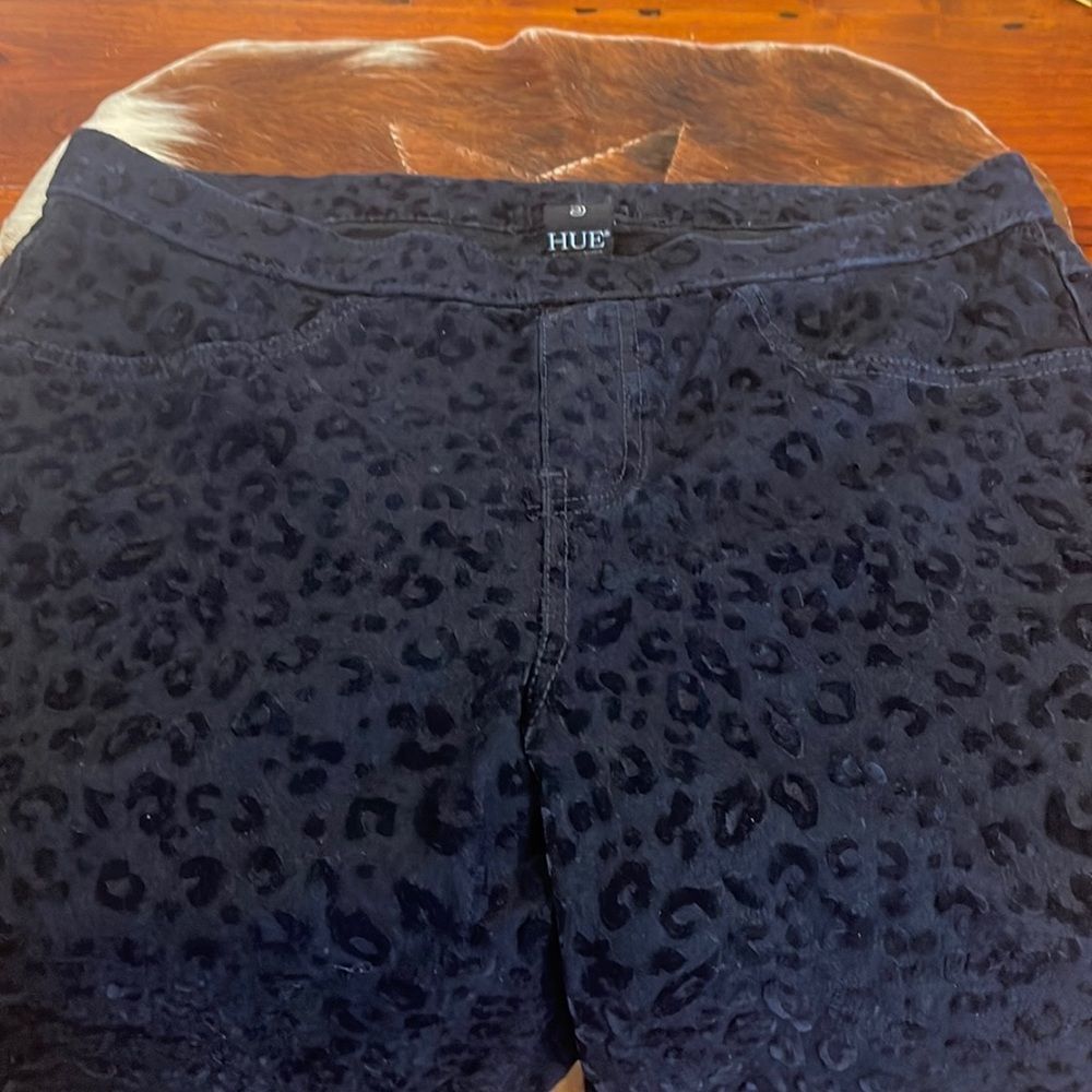 Hue Black on Black Animal Print Leggings Size Small